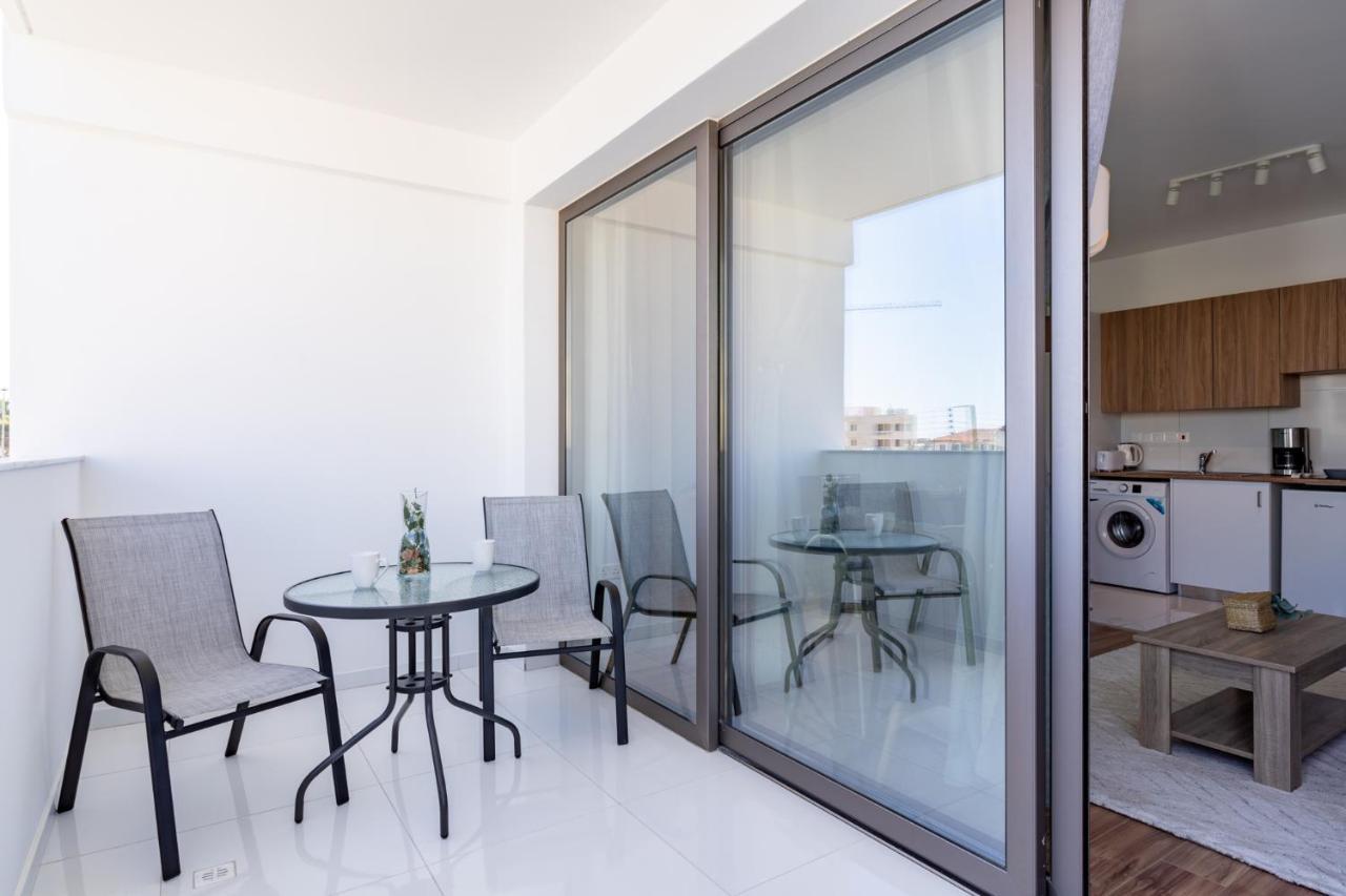Livia Studio Apartment In Larnaca Buitenkant foto