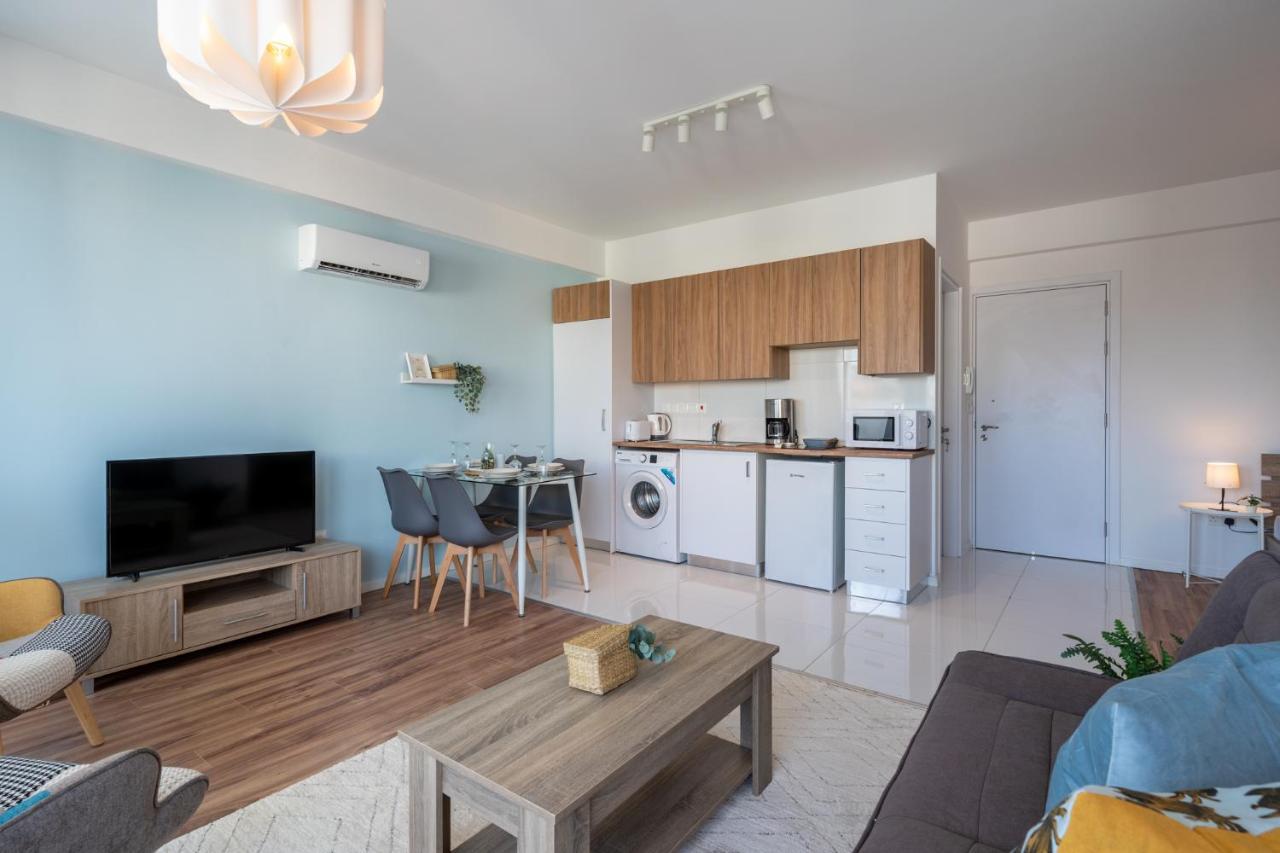 Livia Studio Apartment In Larnaca Buitenkant foto