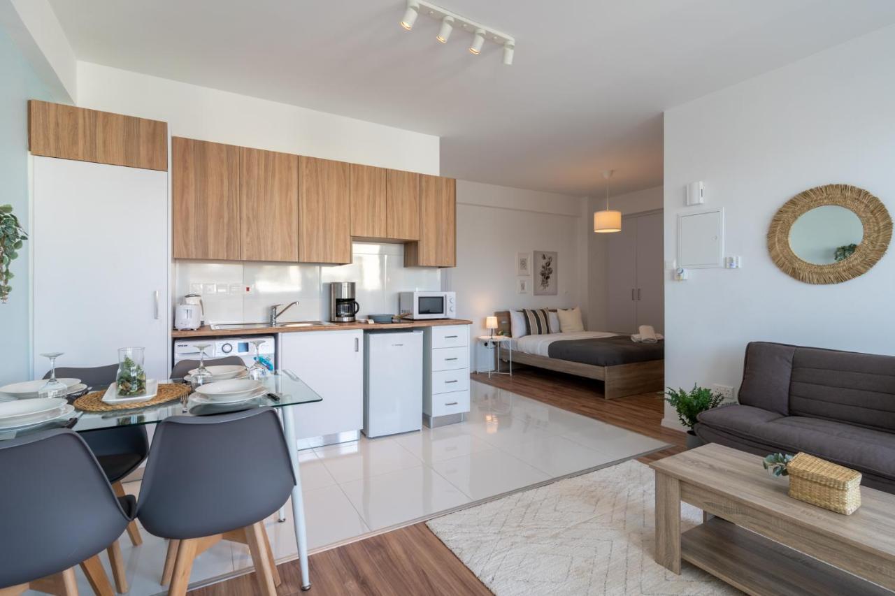 Livia Studio Apartment In Larnaca Buitenkant foto
